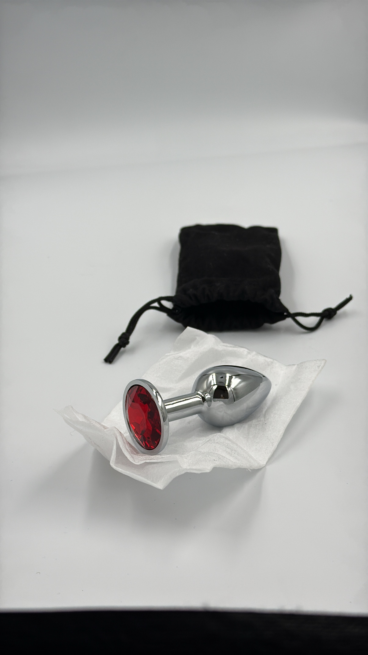 04359913-0836-4A5F-97DD-E7904BEE1CFD orta boy kırmızı taşlı metal anal plug - Görsel 1
